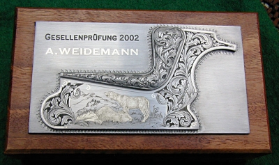 Gesellenstueck-Hund spürt geschossene Gams auf - Silbertauschierung