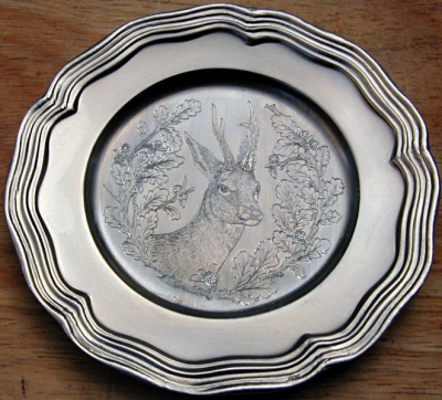 Zinnteller Rehkopf mit Eichenlaubumrandung