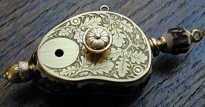 Schnupftabaksdose Eichenlaubornament auf Messing