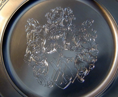 Zinnteller heraldisches Wappen im Glanzstich